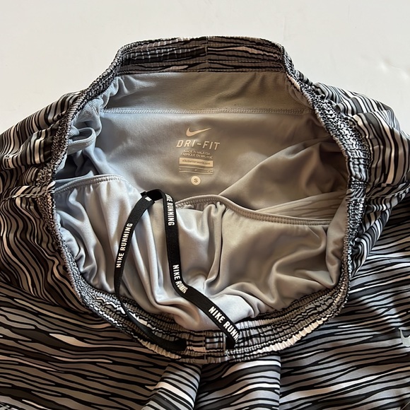 Nike Grey and Black Athletic Shorts Size Small - Picture 5 of 5